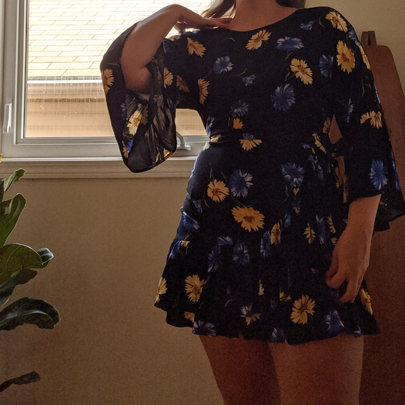 Floral bell sleeve mini dress - Picture 2 of 2